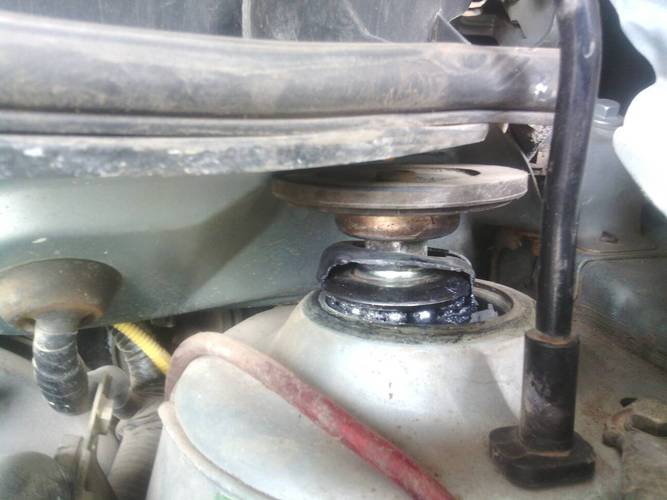 汽车前天刚换了个减震,顶胶个平衡轴.用了两天就成这样,顶穿了.