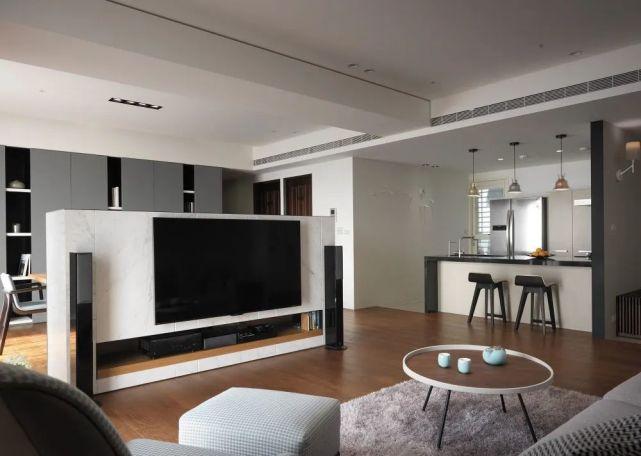 电视收纳柜即满足了客厅和餐厅的储放需求.