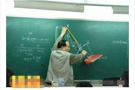 奇葩老师这样上课?令学生印象深刻啊,学生看了脸红了!