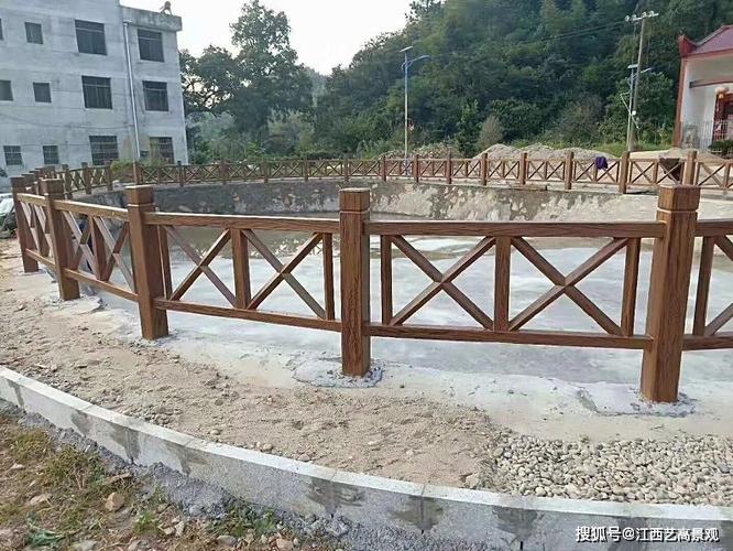 防腐木栏杆图片大全,仿木护栏安装过程,双叉形水泥仿木纹栏杆工程效果
