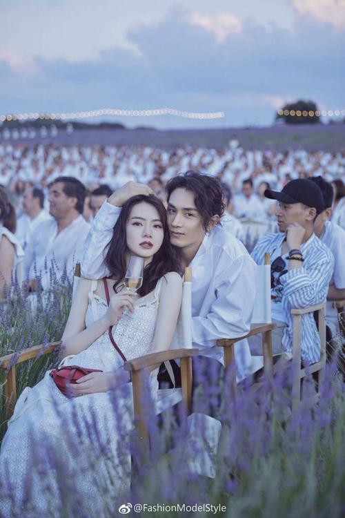 戚薇[超话]#peaceceleb style | 戚薇 x 李承铉 西班牙薰衣草节写真