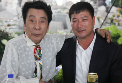 张俊以和地产大亨朱丙义携众星齐赞吉米飘香