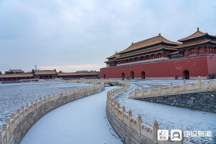 北京迎来2021首场降雪实拍故宫雪景