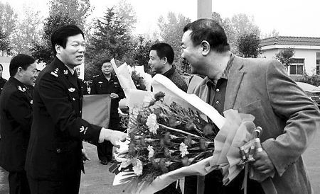 襄城县公安局局长赵新带队抓获潜逃17年的命案嫌疑人关建国