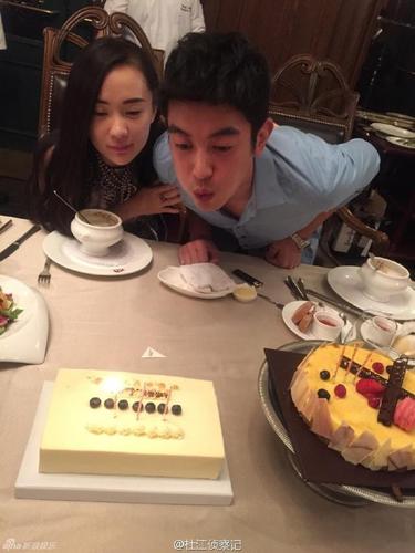 秀恩爱只服霍思燕!杜江生日泰迪姐妹团集体围观夫妻二人甜蜜亲吻