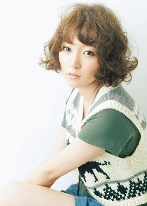 时尚/美容 > 美发  3  自然卷的波浪   即使是秋季也不能缺少就是卷发