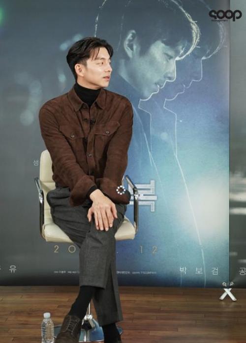 还记得韩国欧巴孔刘?穿上黑色西装亮相,帅气面貌谁能不心动