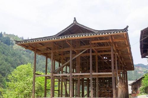 是人类文明的见证,是劳动人民智慧的结晶,吊脚楼全构为木结构,加上