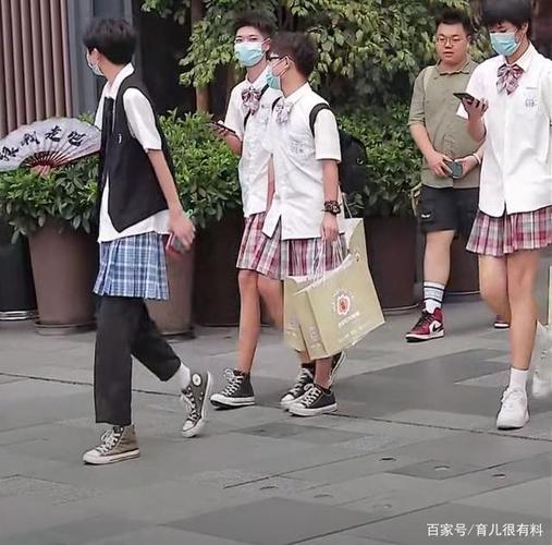 一群男生穿裙子走在街头,虽然缺少阳刚之气,却多了一份阴柔的美