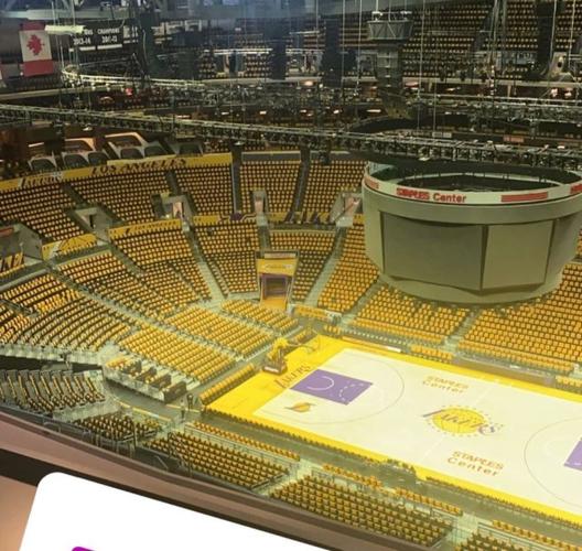 北京时间10月20日,nba新赛季揭幕战,洛杉矶湖人队主场迎战金州勇士队