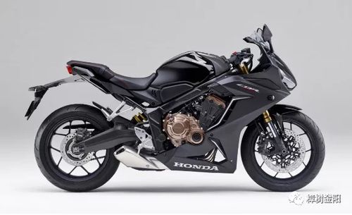 的条纹的" grand prix red"大奖赛红色和带有基于哑光黑色的银色调的"