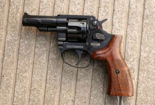 江苏南通民警率先装备警用转轮手枪