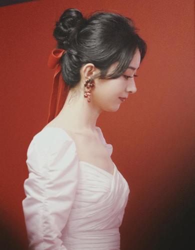 颜值高都是相似的!赵丽颖侧脸绝美引模仿,胡冰卿袁冰妍相继撞脸