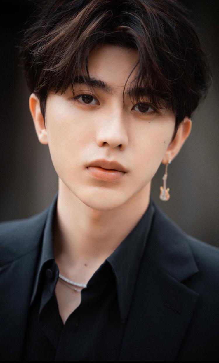 蔡徐坤新闻210424蔡徐坤prada晚宴造型图及下班饭拍分享吉他耳坠晃进