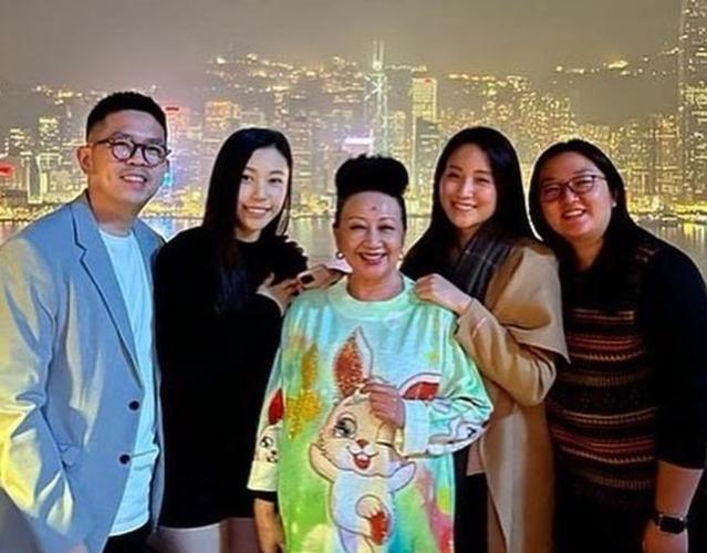 71岁老戏骨薛家燕被曝分手与小17岁男友相恋15年2度拒绝求婚