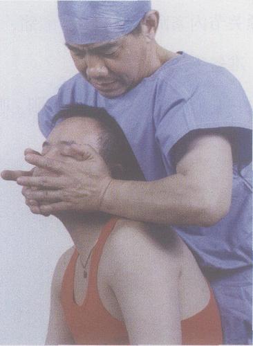 术者两大鱼际压紧,同时向前,向上旋转,将下颌骨托起,令患者闭口