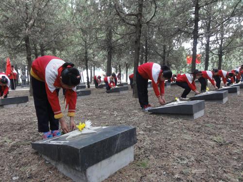 蒙阴县孟良崮小学学生扫墓献花缅怀先烈