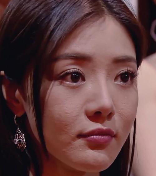 被讨论最多的就是参演过《爱情公寓》等剧的邓家佳的皮肤,脸上坑坑洼