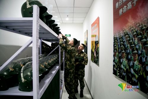 北京春运首日武警官兵忠诚值守为旅客返乡保驾护航