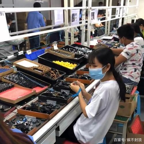 电子厂虽然有些工位很轻松,但是也有些工位是很快的,比如像这种插件