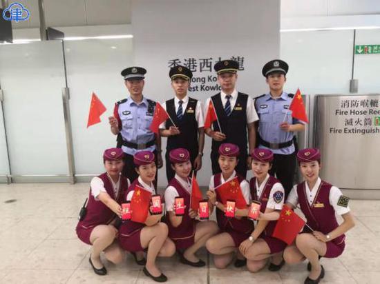 天津客运段"津港"高铁列车值乘人员,在香港西九龙站迎国庆祝福祖国.