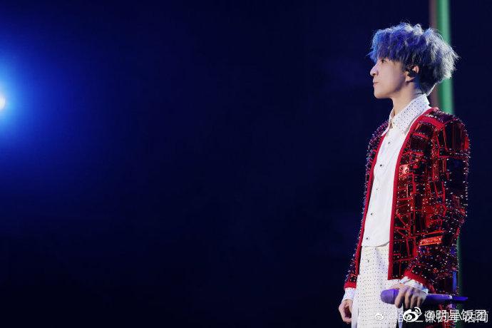 非常期待今天晚上老薛带给我们的精彩表现,@薛之谦蓝色头发又帅又飒!