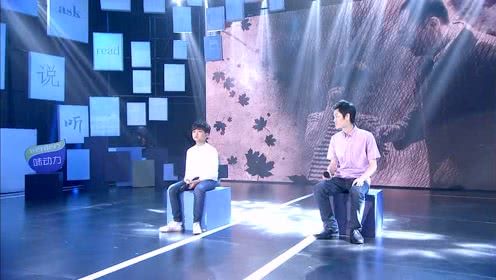 周安信和爸爸同台演唱《父子》,感动观众!