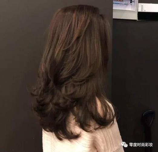 秋冬流行的气质发型:发量多的长发内扣,发丝细软纹理烫!