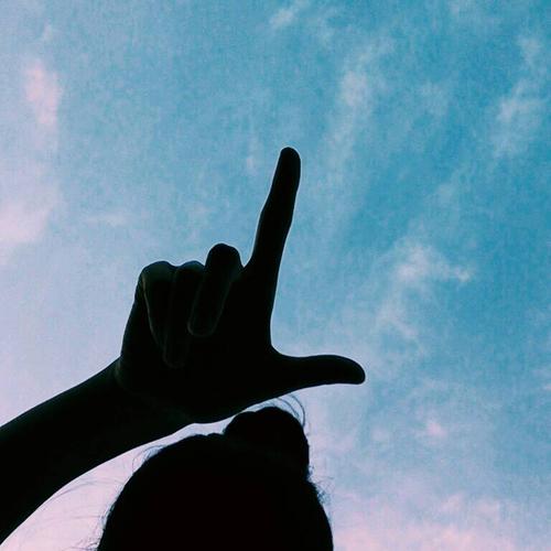 可不可以帮我把这四张图片横着拼接起来 谢谢