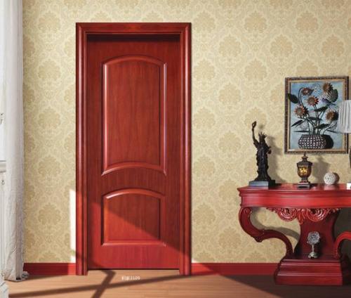 可以看出,暗红色的木门与旁边的家具颜色相映衬,细节处精致的处理,也