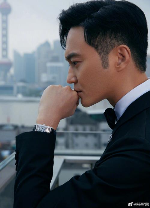张智霖身穿一身黑色西装,搭配同色系领结,彰显绅士帅气之风.