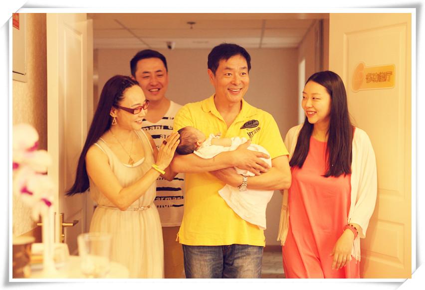 濮存昕为外孙女举办满月party