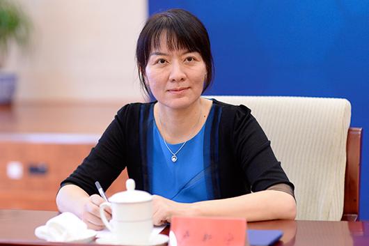 人民日报社编委,评论部主任卢新宁