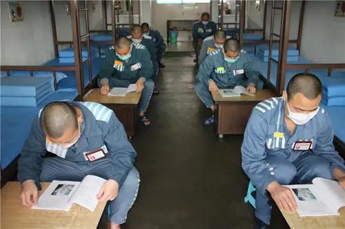 监狱的犯人如何在嘈杂的环境中入睡?