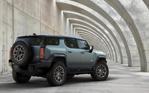 最新款的悍马电动 suv 有着高达 830 匹马力之高