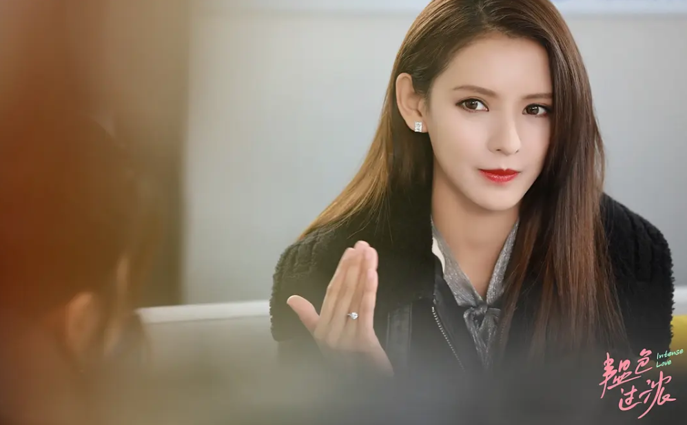 很容易让人想起 迪丽热巴, 哈妮克孜等等.