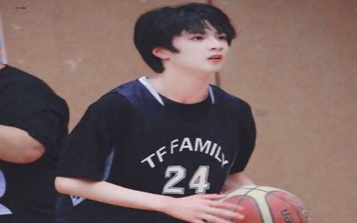 刘耀文:狂追小学妹
