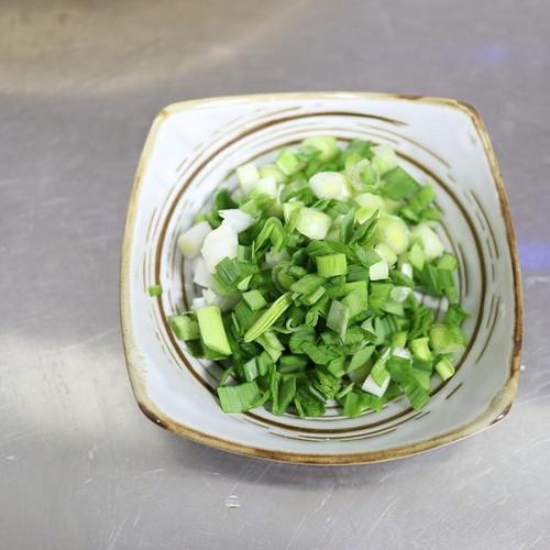 第4步,青蒜洗净切末,也可以用香葱末,香菜段代替.