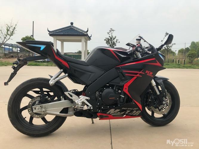 诺玛刀锋400电喷双缸水冷400赛车摩托车