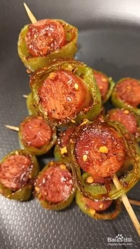 如何自制美味好吃的烧烤尖椒火腿肠