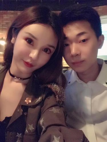 斯诺克新星长相遭吐槽,金屋藏娇美艳女友,频繁秀恩爱