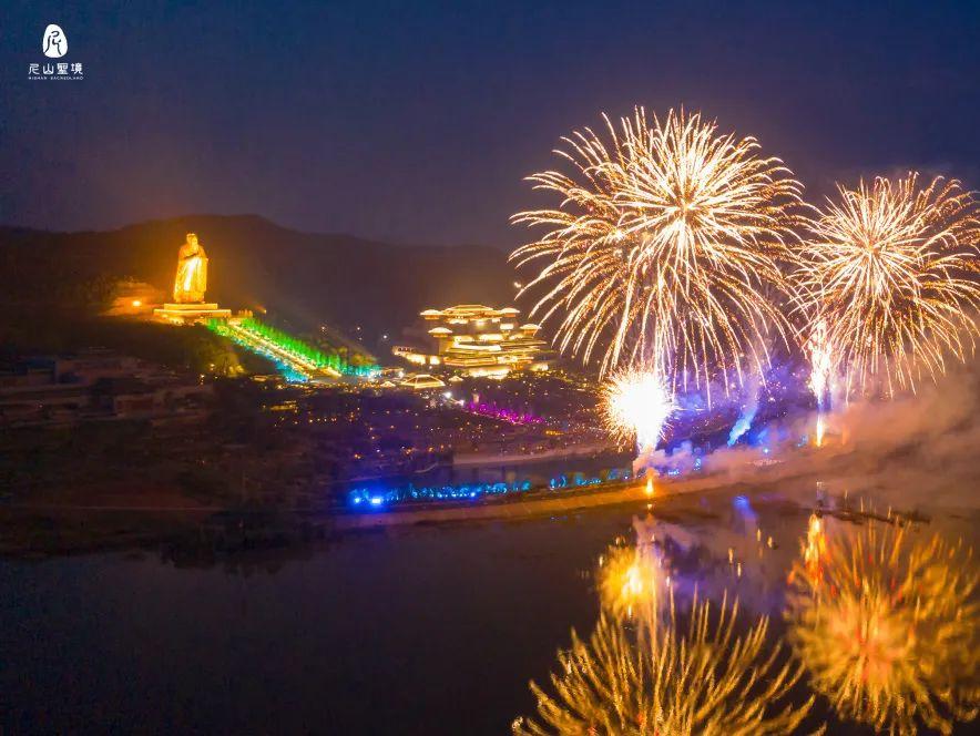 升空烘托出尼山圣境独特景色特色烟花与夜景交相辉映漫天华彩照亮夜空