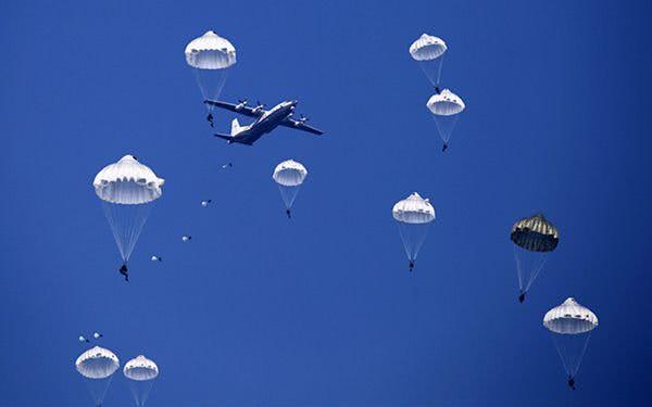 空降兵伞降时很危险,一旦发现就击毙,打空降兵最好的时机在哪儿