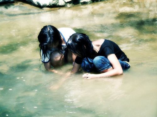 岩石上的青蛙人