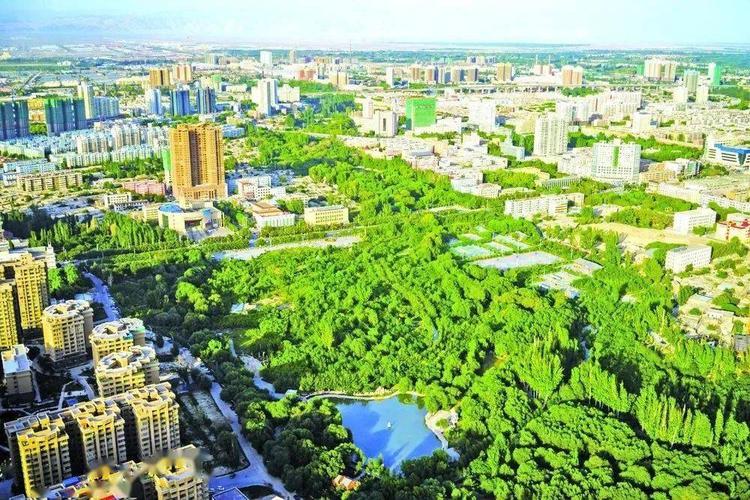 哈密市全力提升城市绿化品质打造生态宜居环境