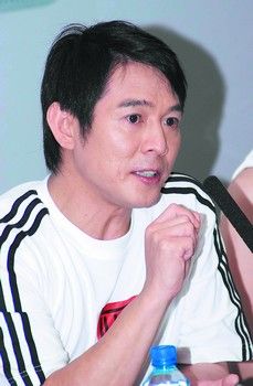 李连杰做慈善不学盖茨"裸捐"