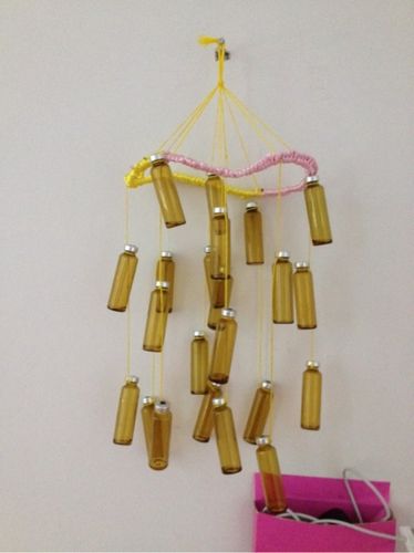         用喝的药瓶做风铃