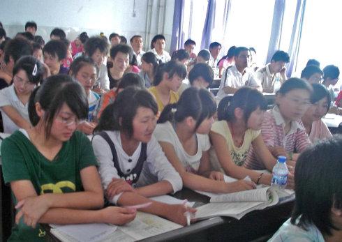 双墩中学的孙校长(3排左5)也在听课     孙校长和王校长在听课