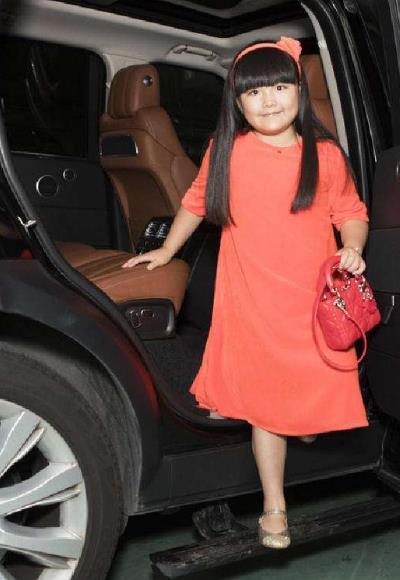 李湘晒女儿王诗龄近照,坐豪车满脸幸福,体重变化引网友热议