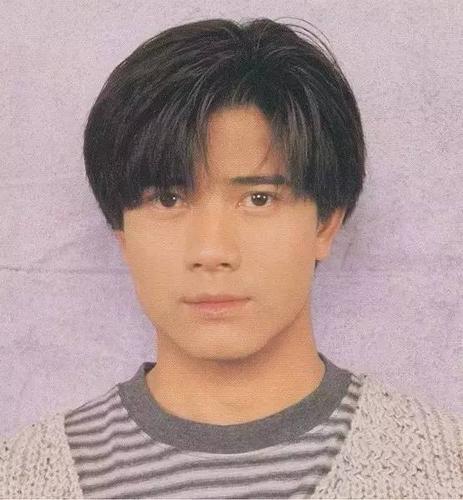 膨松 配上修身衬衫和喇叭裤 便是那个年代的标志装束 1996年 90年代初